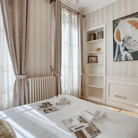 Daire Luxueux 200m2 5ch Champs Elysees A 1min Perle Rare *