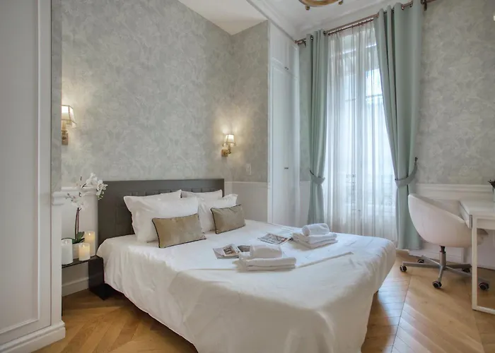 Luxueux 200m2 5ch Champs Elysees A 1min Perle Rare Апартаменты Париж