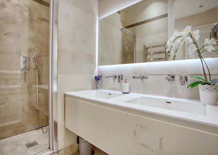 Апартаменты Luxueux 200m2 5ch Champs Elysees A 1min Perle Rare