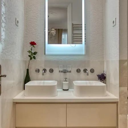 Διαμέρισμα Luxueux 200m2 5ch Champs Elysees A 1min Perle Rare *