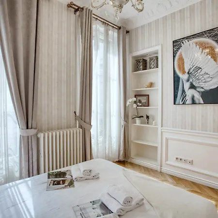 Luxueux 200m2 5ch Champs Elysées à 1min Perle Rare * Paris